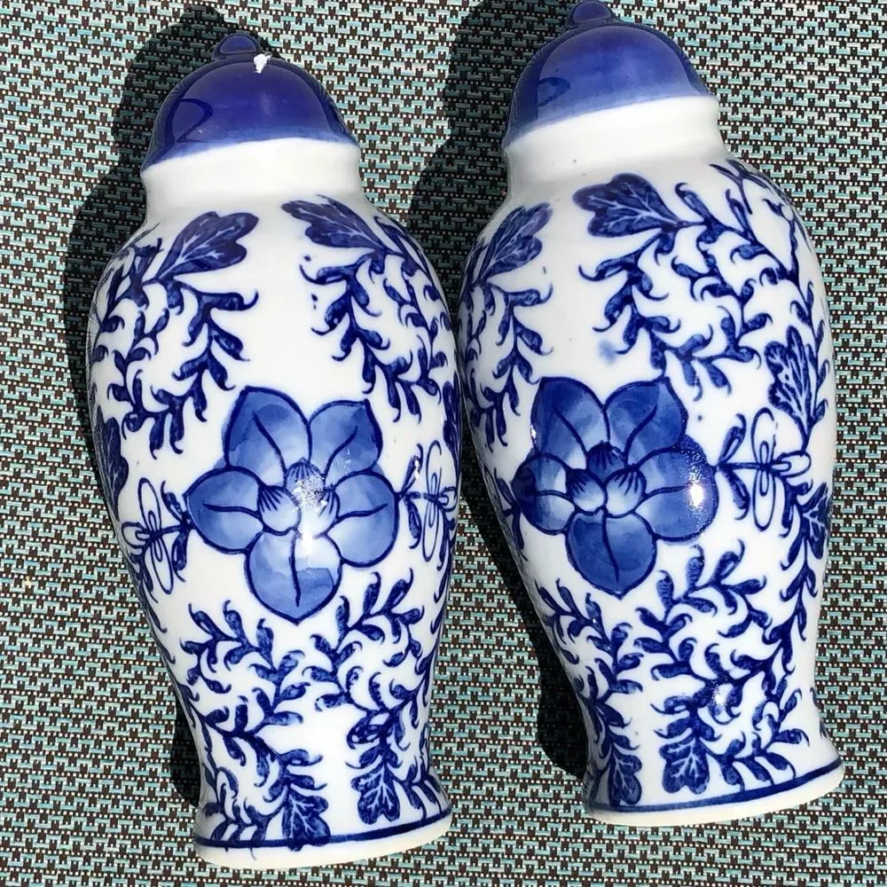 SALT & PEPPER SHAKERS BLUE/WHITE GLOSSY 7 INC cj4